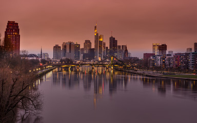 Frankfurt am main stadtzentrum mit rotem himmel beim sonnenuntergang