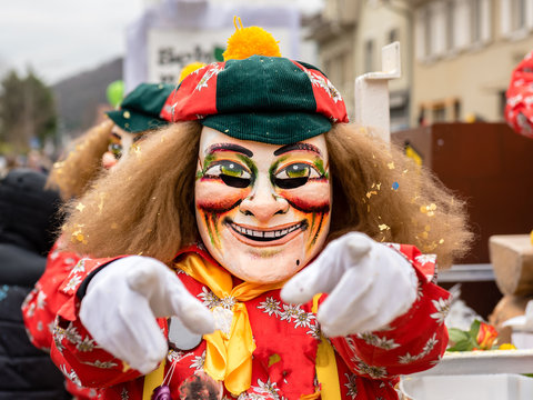 Fasnachtslarve mit geste zeigt auf dich mit beiden h&auml;nden