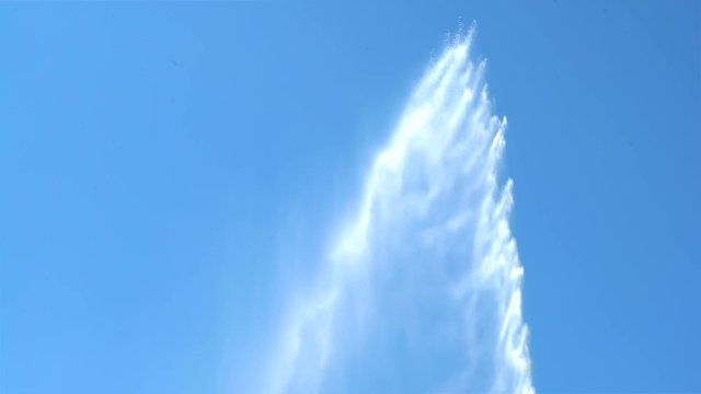 Chicago fountain sprays water high into the skay