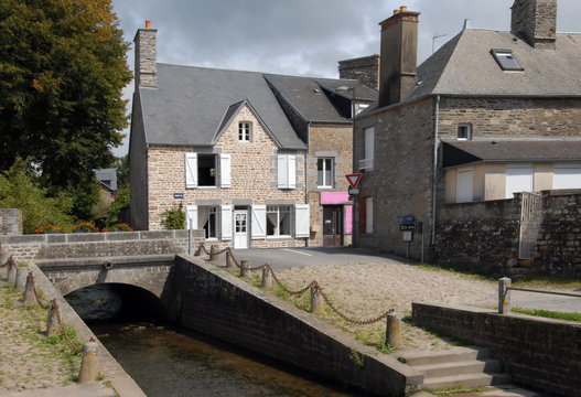Ville de Genêts, maison bretonne, pont et cours d'eau, département de la Manche, France