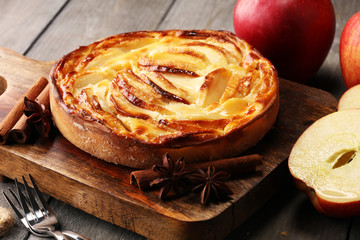 Apfelkuchen. Gourmet traditioneller Feiertag Apfelkuchen süßes gebackenes Dessert mit Zimt und Äpfeln auf Vintage-Hintergrund. Herbstdekor. Rustikaler Stil.