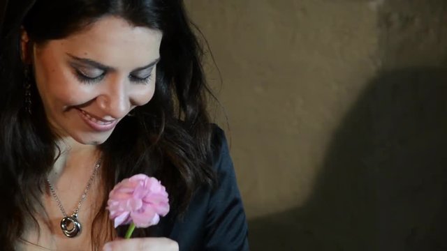 giovane donna raccoglie dei fiori sul tavolo di un ristorante