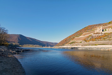 Fototapeta na wymiar Blick über den Rhein bei Bingen, Rheinland-Pfalz, Deutschland 