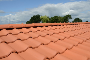 Schönes Parallax Panorama einer Dachdecker Baustelle im Handwerk: Banner für Traditions-Beruf Dachdecken mit Dachziegeln in Rot