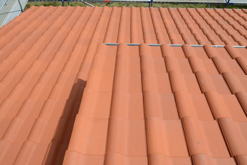 Fertige Ziegeldach Bauarbeiten beim Hausbau: Dachdecker Dach mit Dachziegel Ziegelstein Tradition