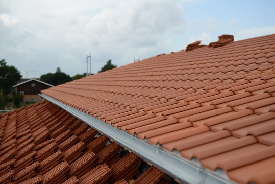 Fertige Dachdecker Arbeit am Haus: Dachziegel Panoramabild mit freiem Himmel, Freiraum für Handwerker