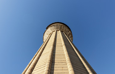 Obraz premium Concrete water tower shot against a clear blue sky in Spain