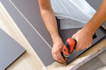 Assembling furniture from chipboard, using a cordless screwdriver