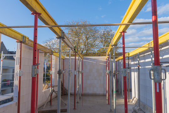 Stahlrohst&uuml;tzen und Holztr&auml;ger f&uuml;r Betonfertigteile der Gescho&szlig;decke