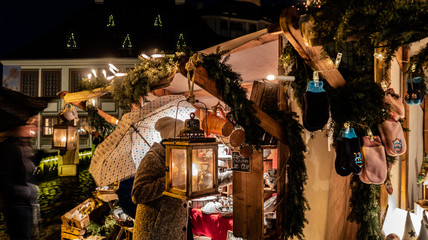 Naklejka premium weihnachtlicher Stand mit Schirm