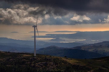 Obraz premium wind turbines at sunset