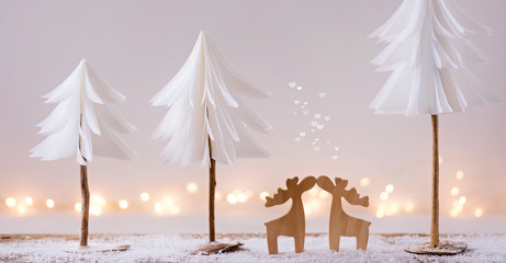 Mr und Mrs Rudi - weihnachtliche Dekoration mit verliebten Rentieren, Papiertannenbäumen und...