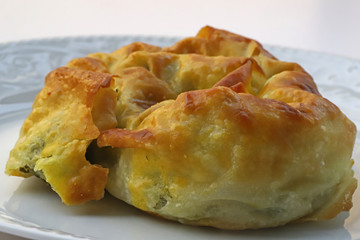 İspanak, peynir, soğan ve maydanozla yapılan ev yapımı börek.