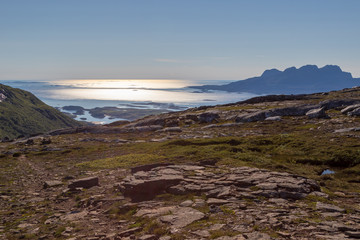 Fototapeta na wymiar Berglandschaft im Fjell mit Blick auf die Küste und auf eine Insel