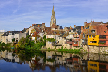Fototapeta na wymiar Argenton-sur-Creuse (36200) et son reflet, département de l'Indre en région Centre-Val de Loire, France