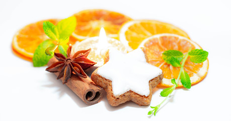 Zimtsterne mit Gew&uuml;rzen, Orangen zu Weihnachten auf isolierten Untergrund