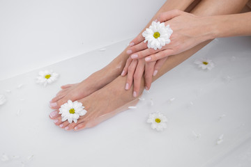 Obraz na płótnie Canvas Beautiful female legs and feet in the bath.