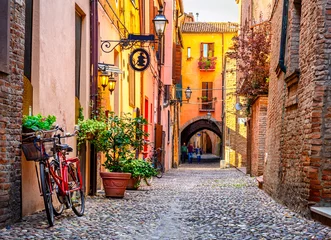 Wandaufkleber Gemütliche schmale Straße in Ferrara, Emilia-Romagna, Italien. Ferrara ist die Hauptstadt der Provinz Ferrara © Ekaterina Belova