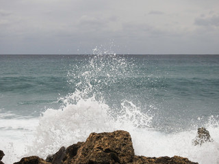 onde sullo scoglio, mare, schizzi