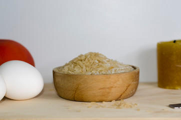 arroz integral con huevos y tomates