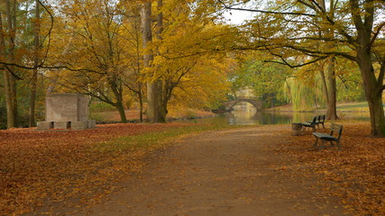Naklejka premium Garten und Park im Herbst am See