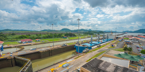 Große Frachtschiffe passieren die Schleusen des Panamakanals. Diese alltägliche Veranstaltung bietet Einnahmen sowohl aus Gebühren als auch aus dem Tourismus für das ganze Land.