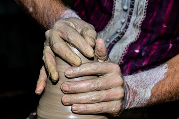 Lavorazione ceramica di un vasaio