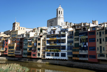 Obraz premium Spain.Girona.Cathedral and residential buildings on the bank of the river Onyar.