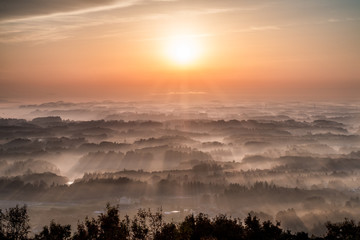 朝もやの風景