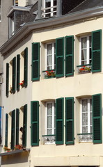 Ville de Granville, façade colorée d'une maison du centre ville, volets verts, département de la Manche, France