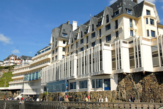 Ville de Granville, immeuble du front de mer, département de la Manche, France