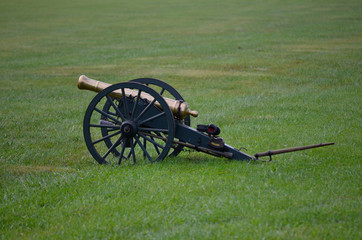 Fototapeta na wymiar old cannon in a field