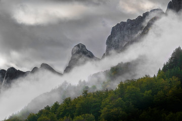 Nieblas matinales en el Pirineo. Pirineo aragones, españa