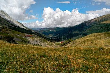 Nubes y claros en el Pirineo Aragones, España