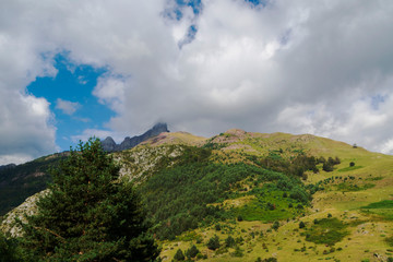Nubes y claros en el Pirineo Aragones, España