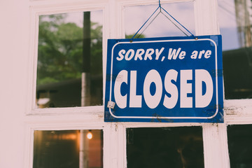 Obraz premium Sorry we are closed sign hang on door of business shop.