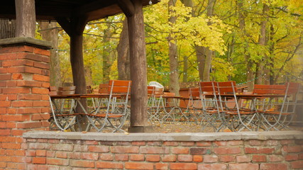 Biergarten und Park im Herbst
