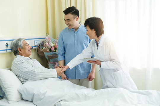 The medical workers and patients in the ward