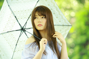 日傘を差す女性