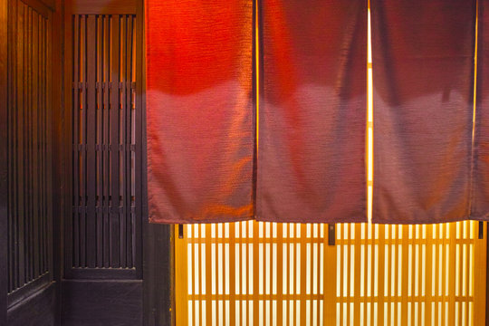 夜の京都祇園、日本料理店の玄関と暖簾