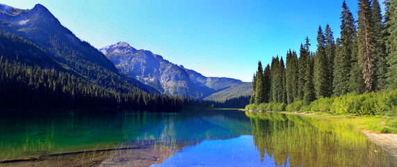 HIgh Lake near Cle ELum with mountains and pine trees wutg beach.