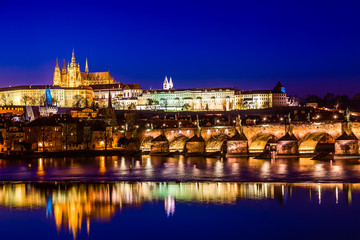 Naklejka premium Widok na Most Karola, Zamek Praski i Wełtawę w Pradze, Republika Czeska w czasie zachodu słońca. Znane na całym świecie zabytki w Europie.