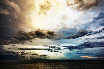 Fototapeta na wymiar Thunderstorm weather over the sea