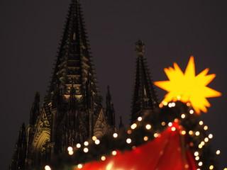 Fototapeta na wymiar Christmas market in Cologne, Germany with the Cologne Cathedral in the background.