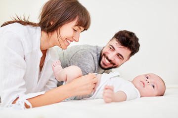 Mutter und Vater wechseln Windeln