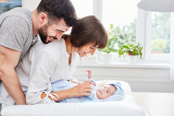 Eltern trocknen neugeborenes Baby ab