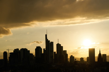 Fototapeta na wymiar Skyline Silhouette von Frankfurt am Main bei Sonnenuntergang