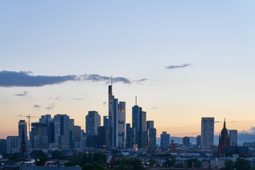 Abendhimmel über Skyline der Stadt Frankfurt am Main