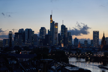 Beleuchtete Wolkenkratzer in Frankfurt am Main Skyline