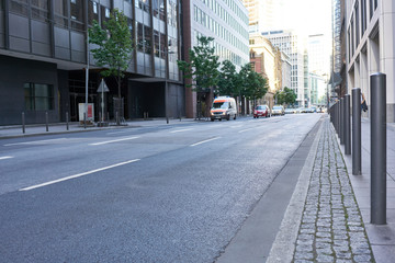 Leere Straße in der Innenstadt von Frankfurt am Main